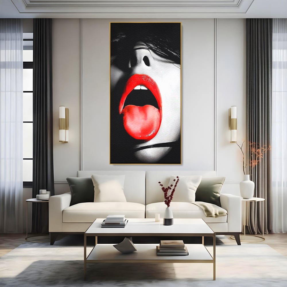Tablou canvas cu tablou canvas cu buze si limba rosie, in rama de aluminiu auriu, pe perete intr-un living