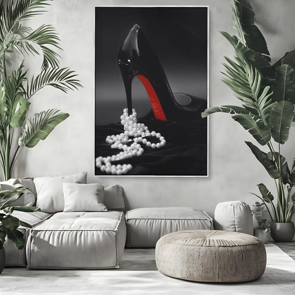 Tablou canvas cu tablou canvas cu pantof si perle, in rama de aluminiu argintiu, pe perete intr-un living