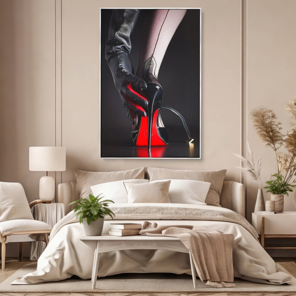 Tablou canvas cu tablou canvas cu pantof rosu si picior, in rama de aluminiu argintiu, pe perete intr-un dormitor