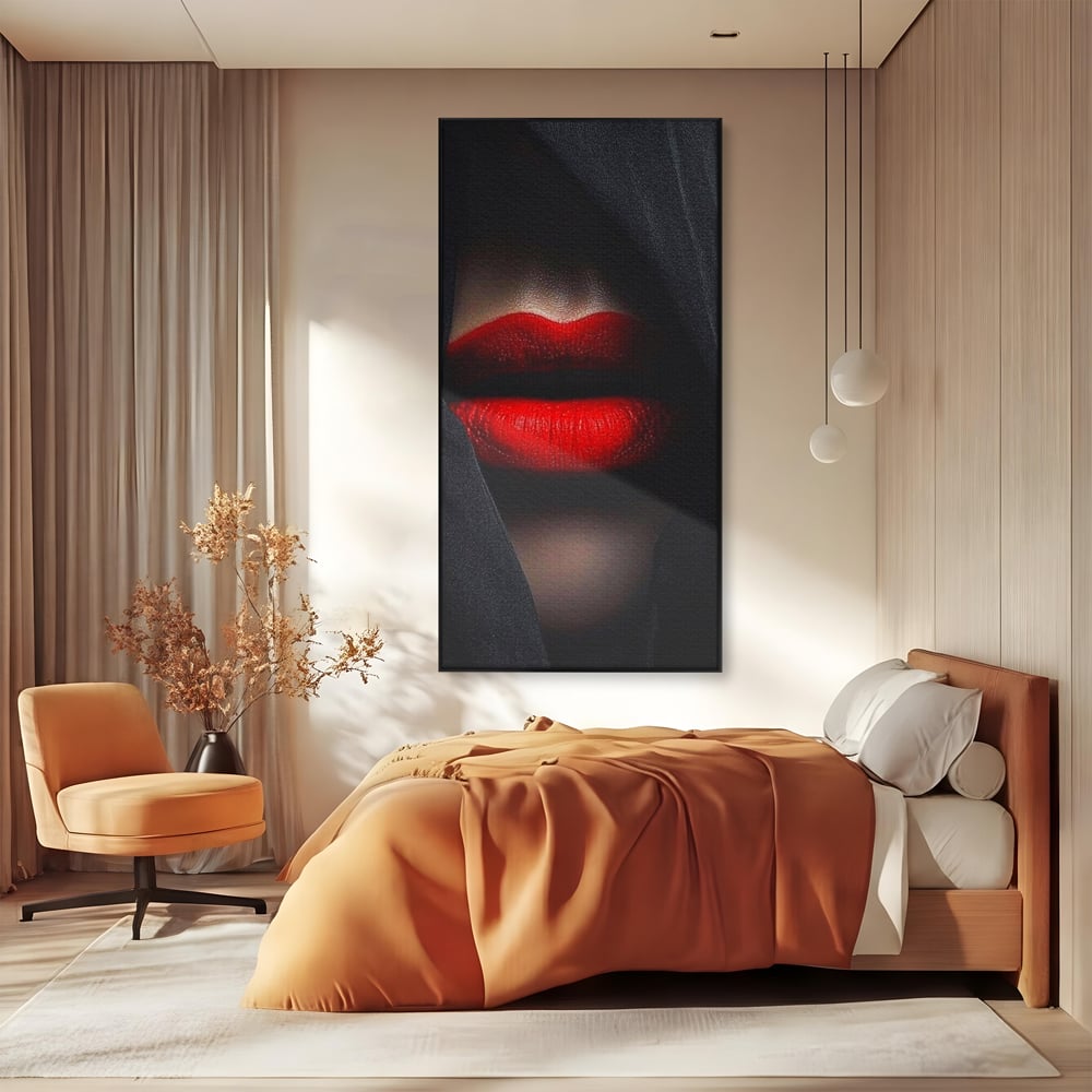 Tablou canvas cu buze rosii acoperite cu un voal negru, in rama de aluminiu negru, pe perete intr-un dormitor
