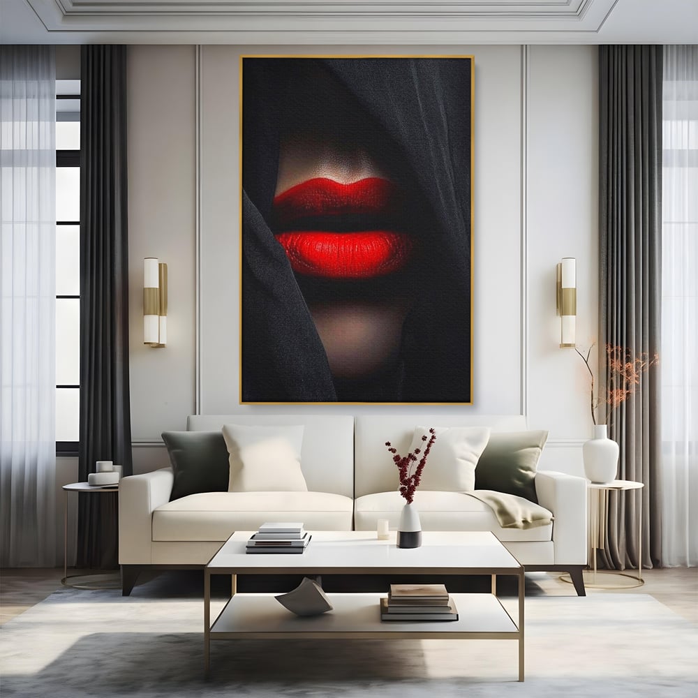 Tablou canvas cu buze rosii acoperite cu un voal negru, in rama de aluminiu auriu, pe perete intr-un living