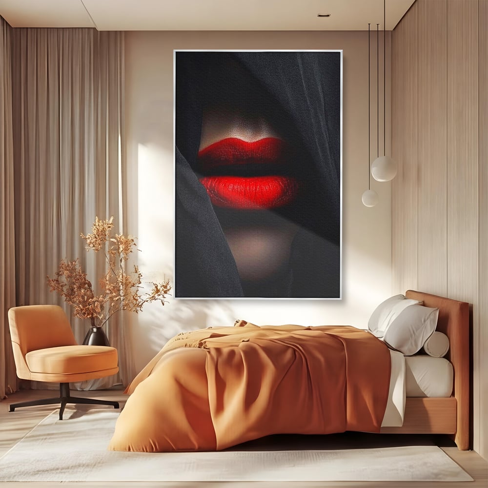 Tablou canvas cu buze rosii acoperite cu un voal negru, in rama de aluminiu argintiu, pe perete intr-un dormitor