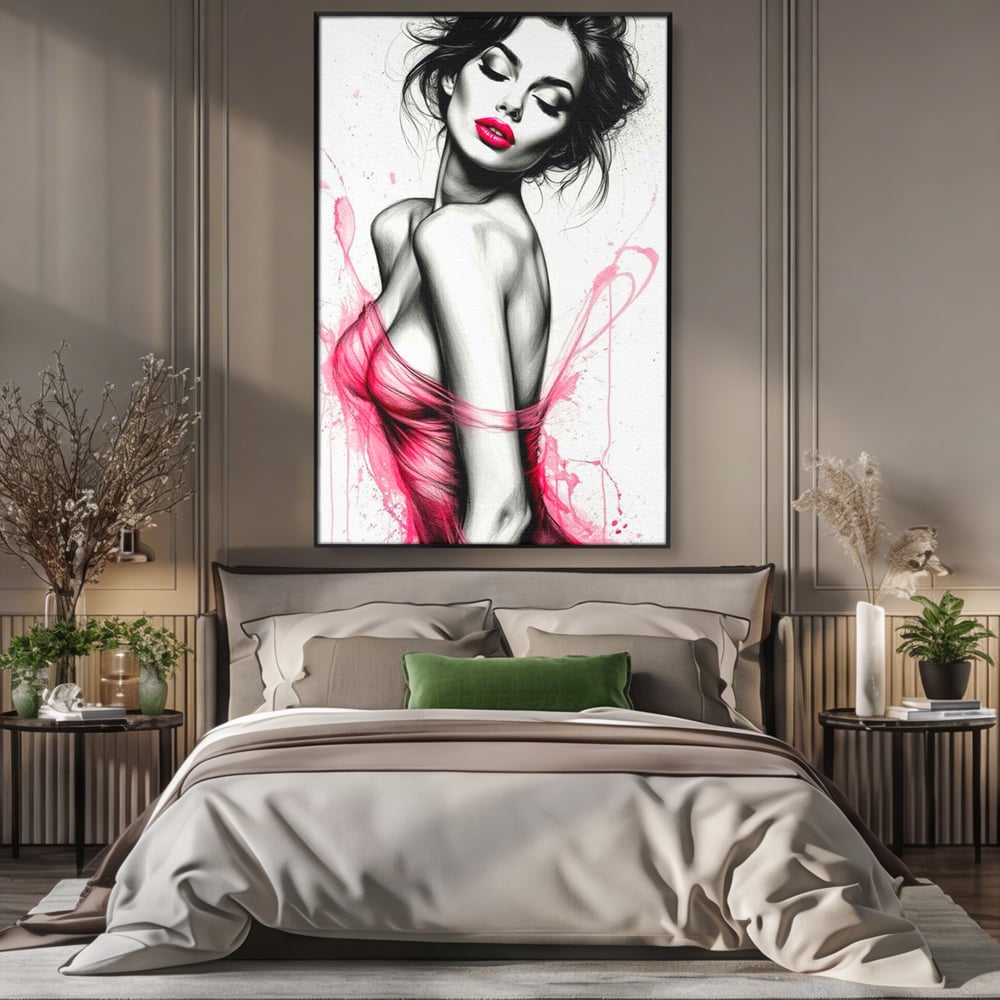 Tablou canvas cu portret schitat de femeie cu buze roz, in rama de aluminiu negru, pe perete intr-un dormitor