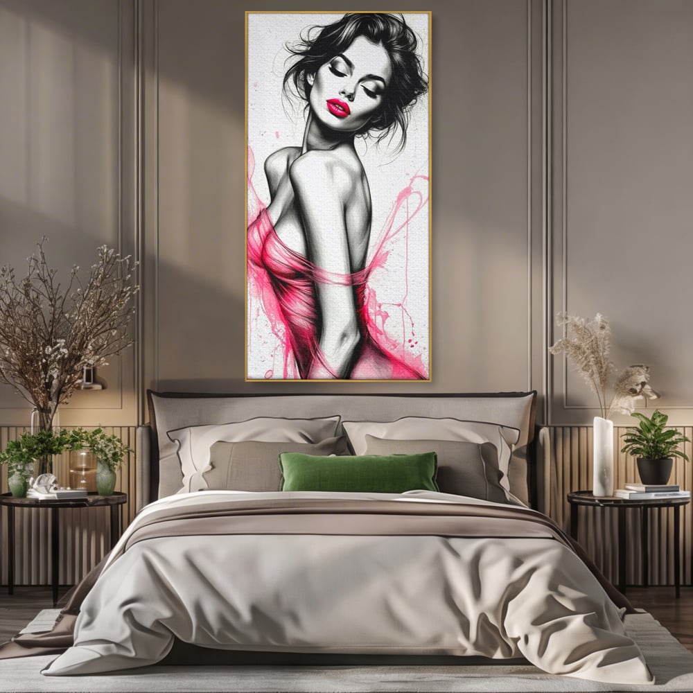 Tablou canvas cu portret schitat de femeie cu buze roz, in rama de aluminiu auriu, pe perete intr-un dormitor