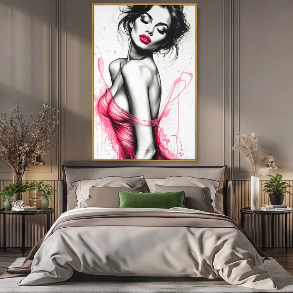 Tablou canvas cu portret schitat de femeie cu buze roz, in rama de aluminiu auriu, pe perete intr-un dormitor