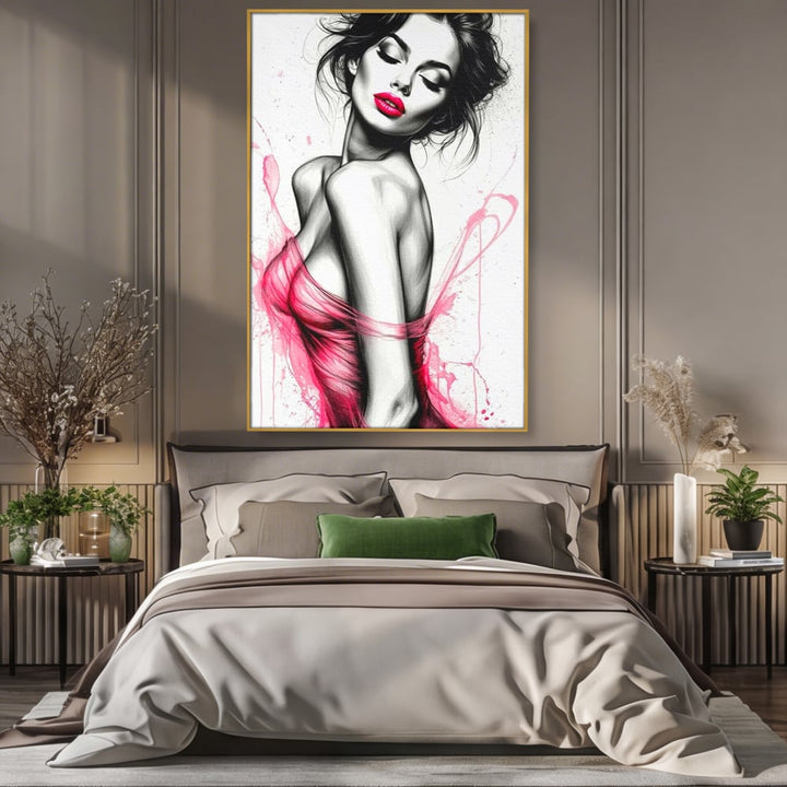 Tablou canvas cu portret schitat de femeie cu buze roz, in rama de aluminiu auriu, pe perete intr-un dormitor