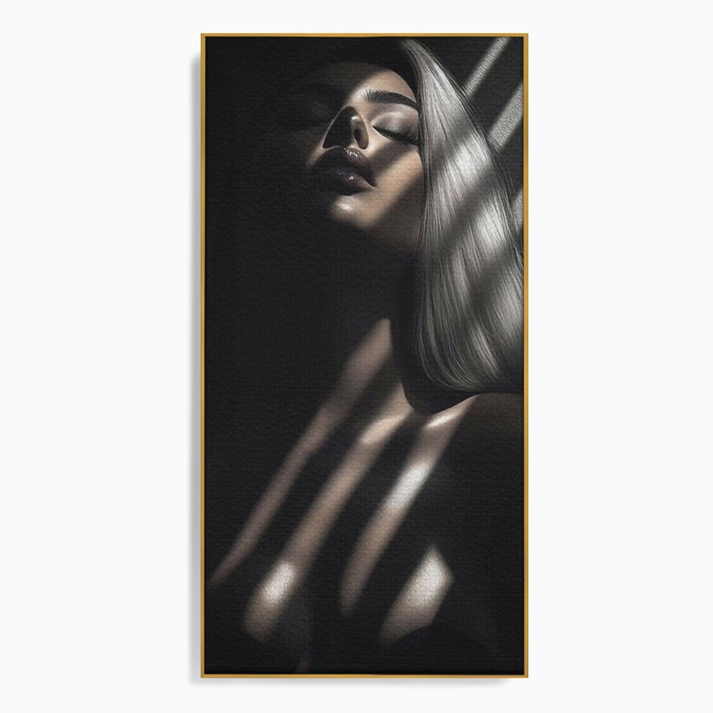 Tablou canvas cu tablou canvas cu silueta feminina in umbra si lumina, in rama de aluminiu auriu