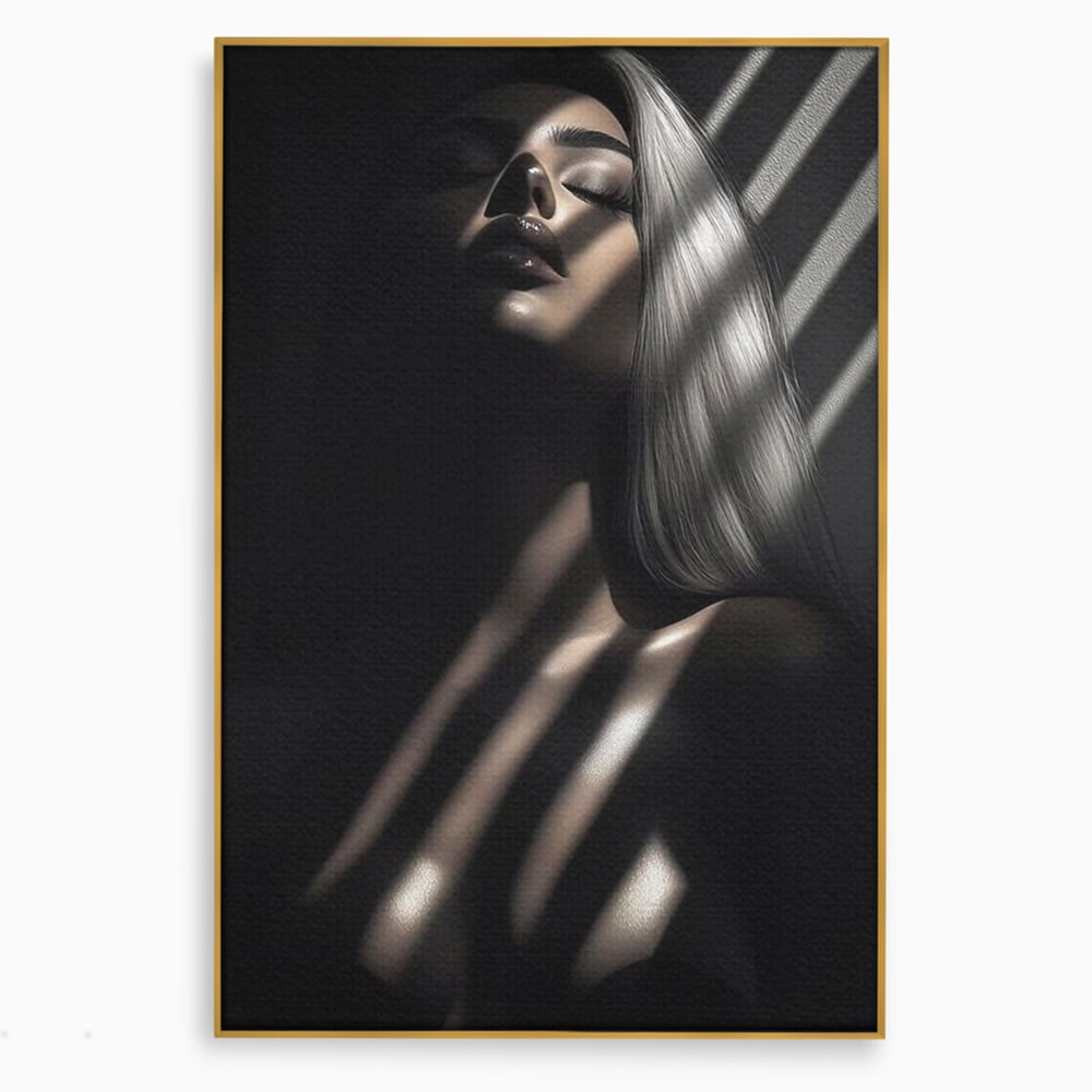 Tablou canvas cu tablou canvas cu silueta feminina in umbra si lumina, in rama de aluminiu auriu