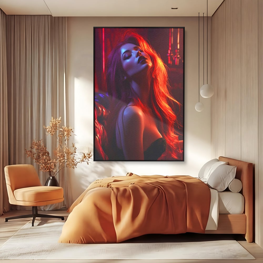 Tablou canvas cu tablou canvas cu femeie si lumina rosie, in rama de aluminiu negru, pe perete intr-un dormitor
