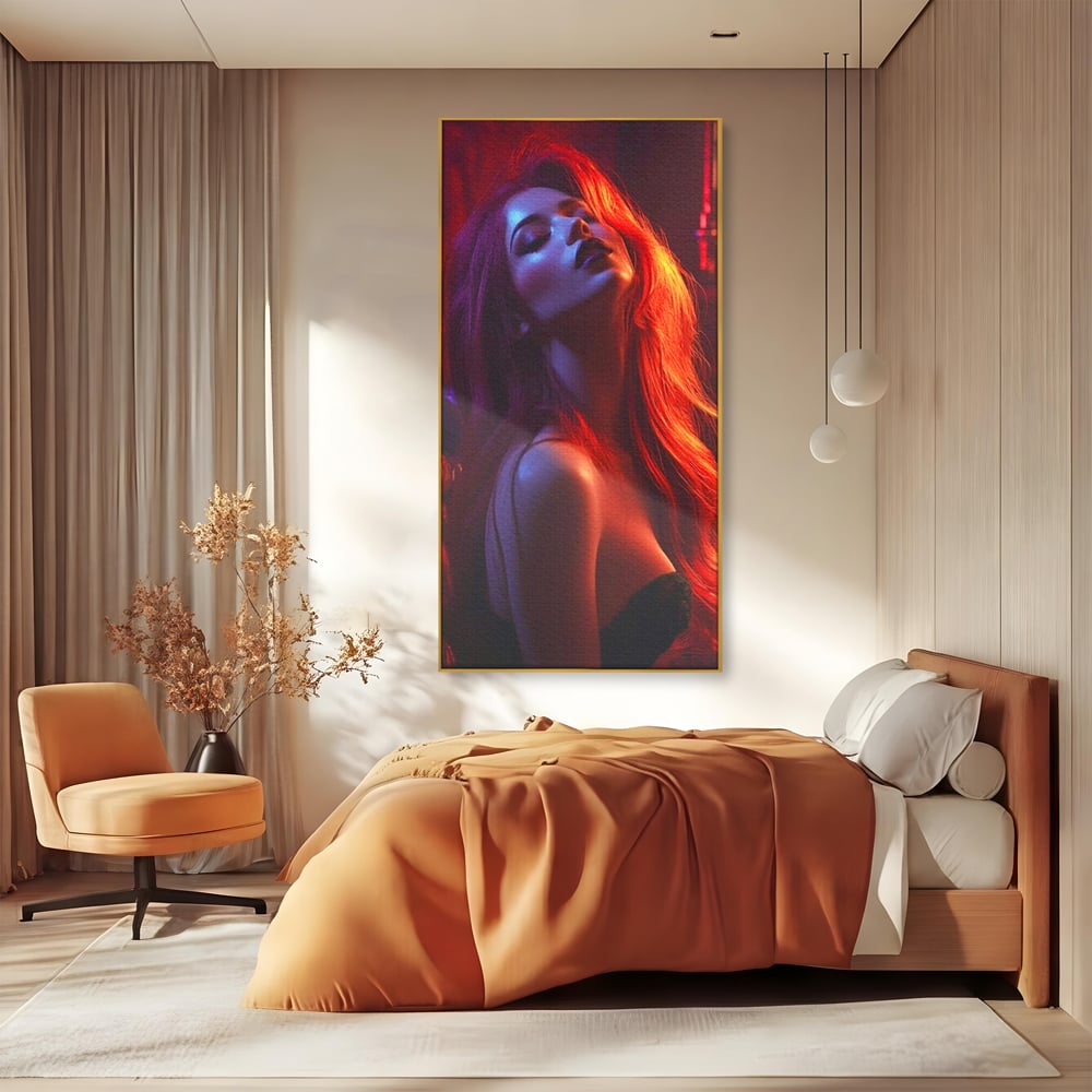 Tablou canvas cu tablou canvas cu femeie si lumina rosie, in rama de aluminiu auriu, pe perete intr-un dormitor
