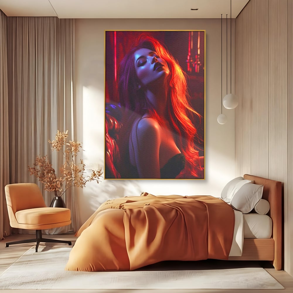 Tablou canvas cu tablou canvas cu femeie si lumina rosie, in rama de aluminiu auriu, pe perete intr-un dormitor