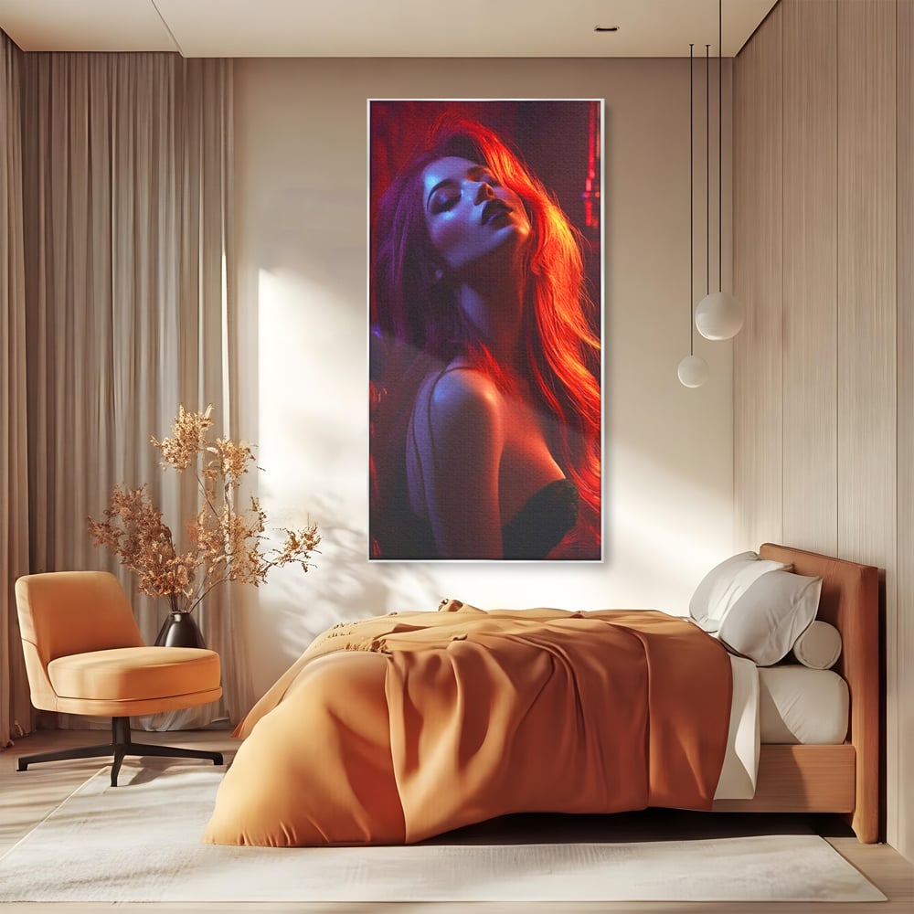 Tablou canvas cu tablou canvas cu femeie si lumina rosie, in rama de aluminiu argintiu, pe perete intr-un dormitor