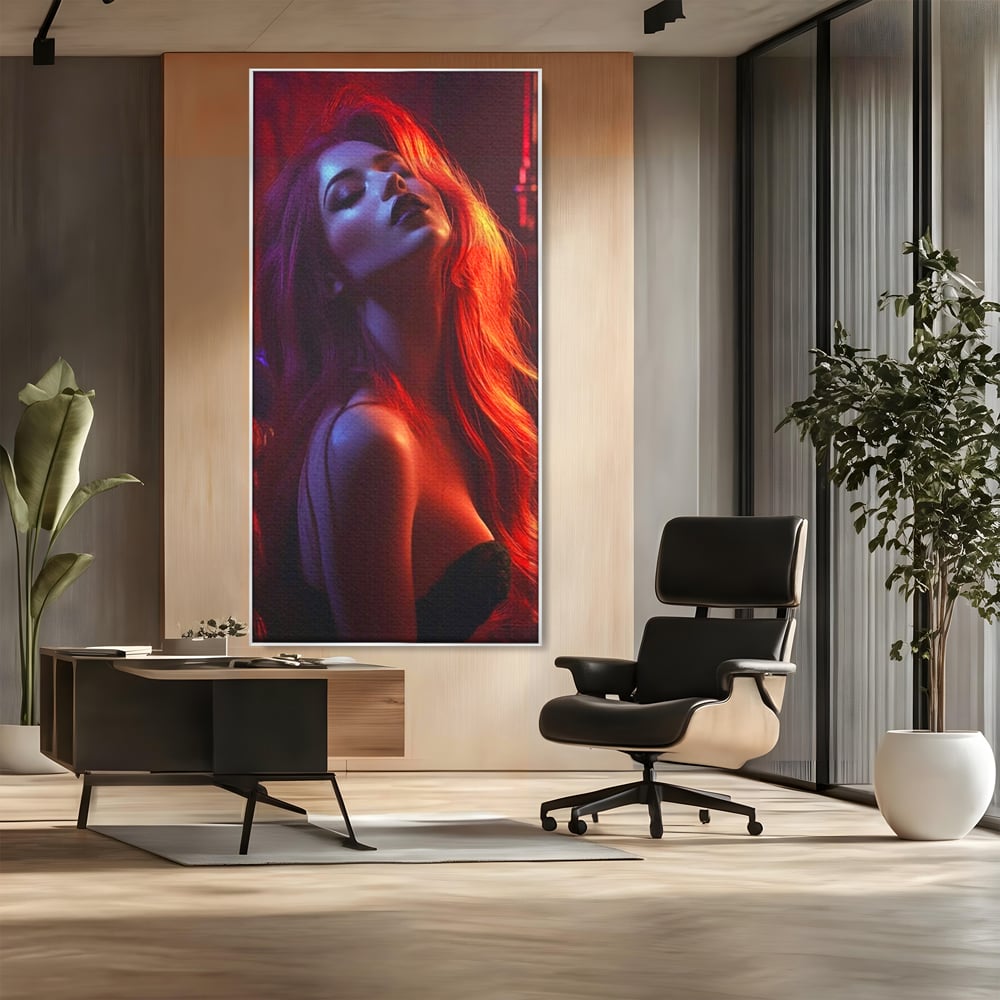 Tablou canvas cu tablou canvas cu femeie si lumina rosie, in rama de aluminiu argintiu, pe perete intr-un birou