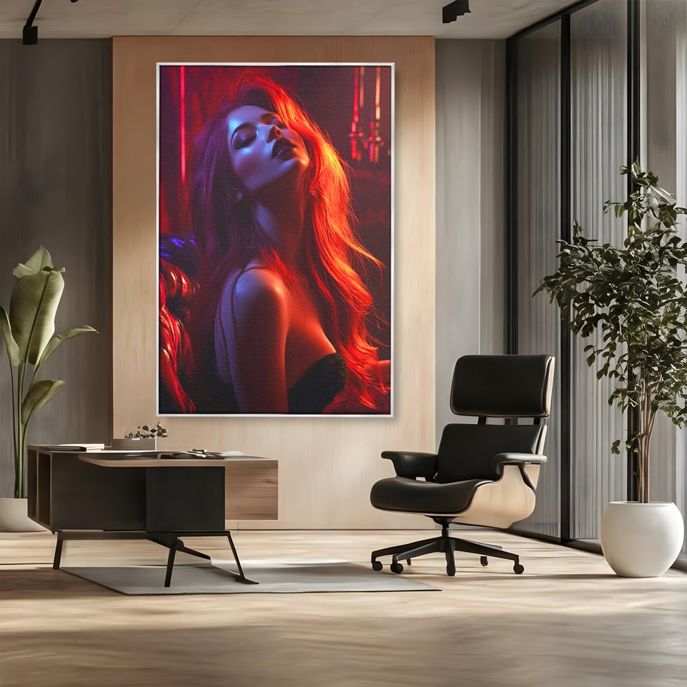 Tablou canvas cu tablou canvas cu femeie si lumina rosie, in rama de aluminiu argintiu, pe perete intr-un birou