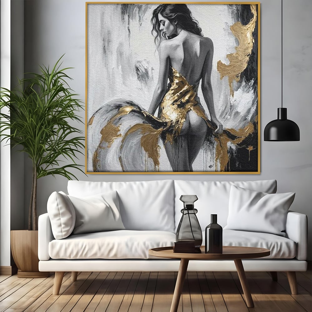 Tablou canvas cu tablou canvas cu silueta de femeie, in rama de aluminiu auriu, pe perete intr-un living