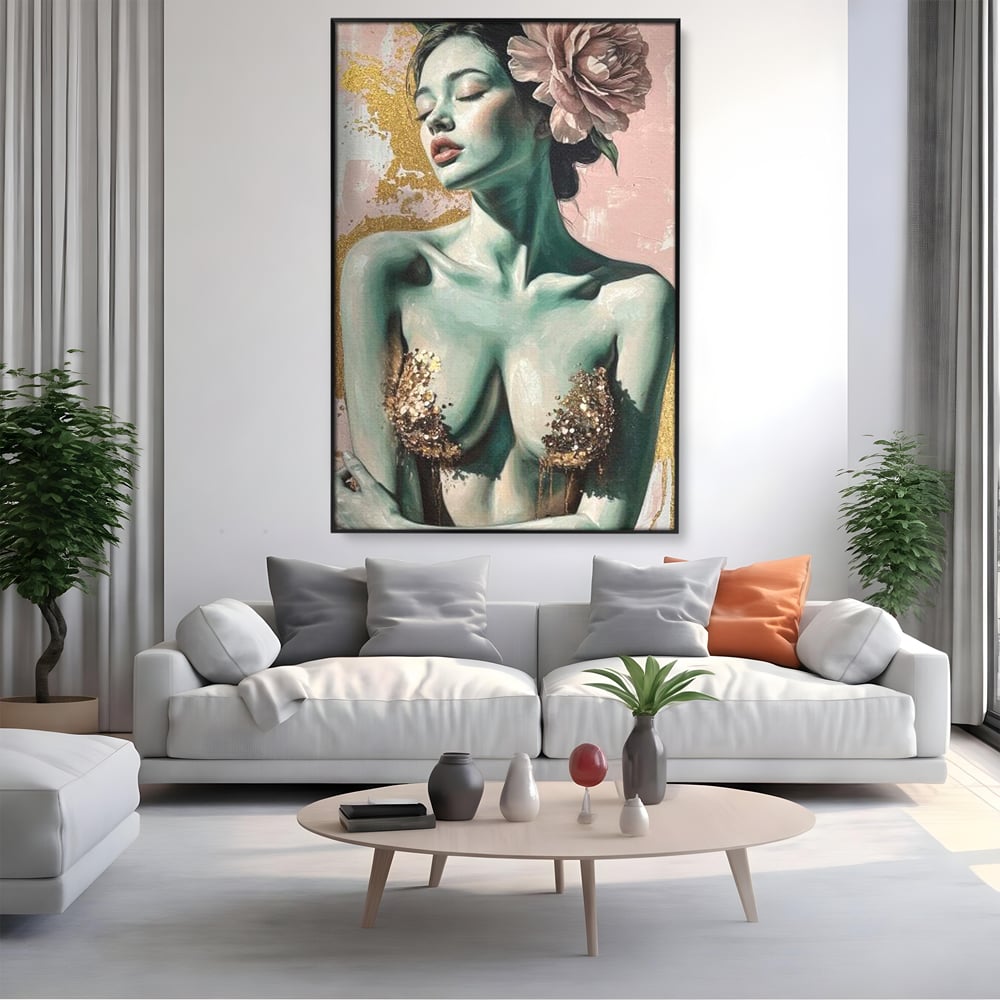 Tablou canvas cu tablou canvas cu femeie si flori roz, in rama de aluminiu negru, pe perete intr-un living