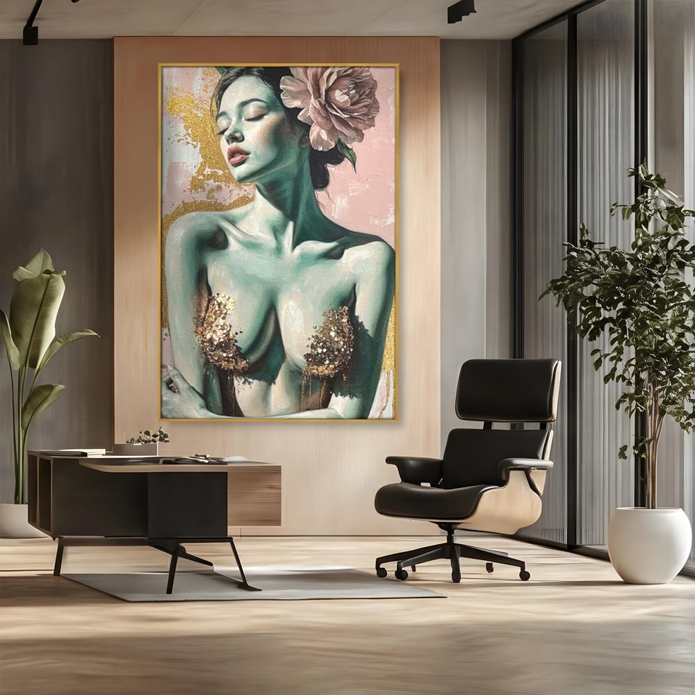Tablou canvas cu tablou canvas cu femeie si flori roz, in rama de aluminiu auriu, pe perete intr-un birou