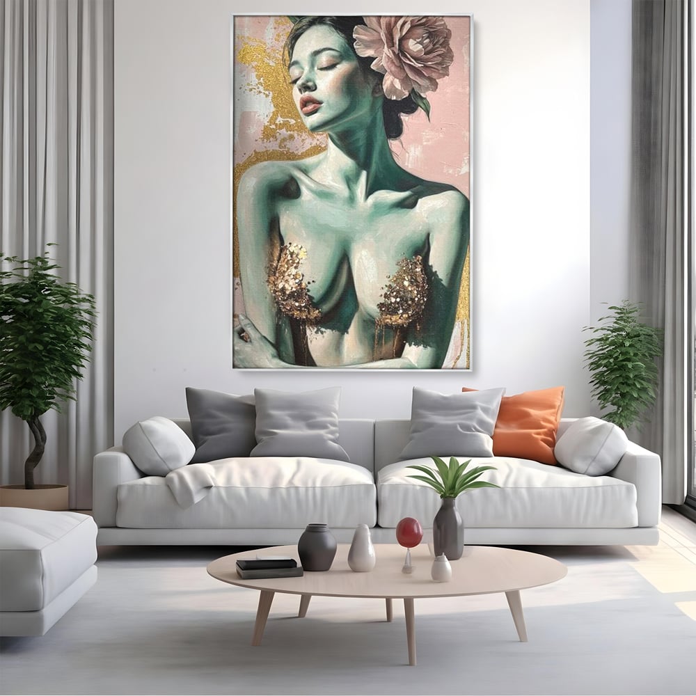 Tablou canvas cu tablou canvas cu femeie si flori roz, in rama de aluminiu argintiu, pe perete intr-un living