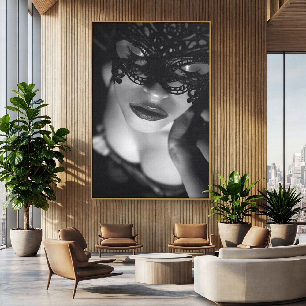 Tablou canvas cu tablou canvas cu femeie purtand masca, in rama de aluminiu auriu, pe perete intr-un birou