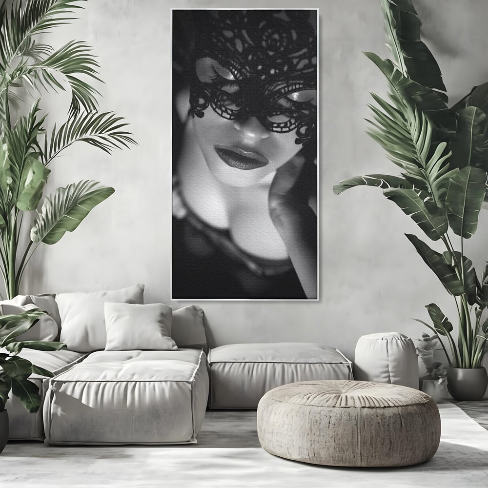 Tablou canvas cu tablou canvas cu femeie purtand masca, in rama de aluminiu argintiu, pe perete intr-un living
