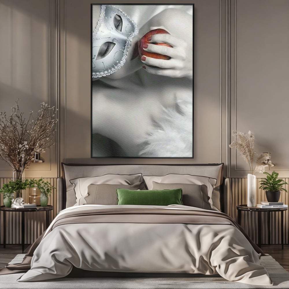 Tablou canvas cu tablou canvas cu masca si mar, in rama de aluminiu negru, pe perete intr-un dormitor