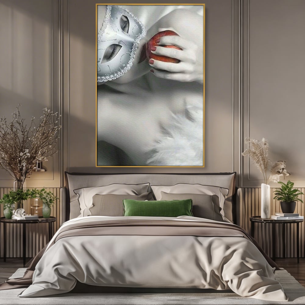 Tablou canvas cu tablou canvas cu masca si mar, in rama de aluminiu auriu, pe perete intr-un dormitor