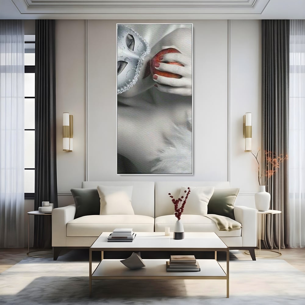 Tablou canvas cu tablou canvas cu masca si mar, in rama de aluminiu argintiu, pe perete intr-un living