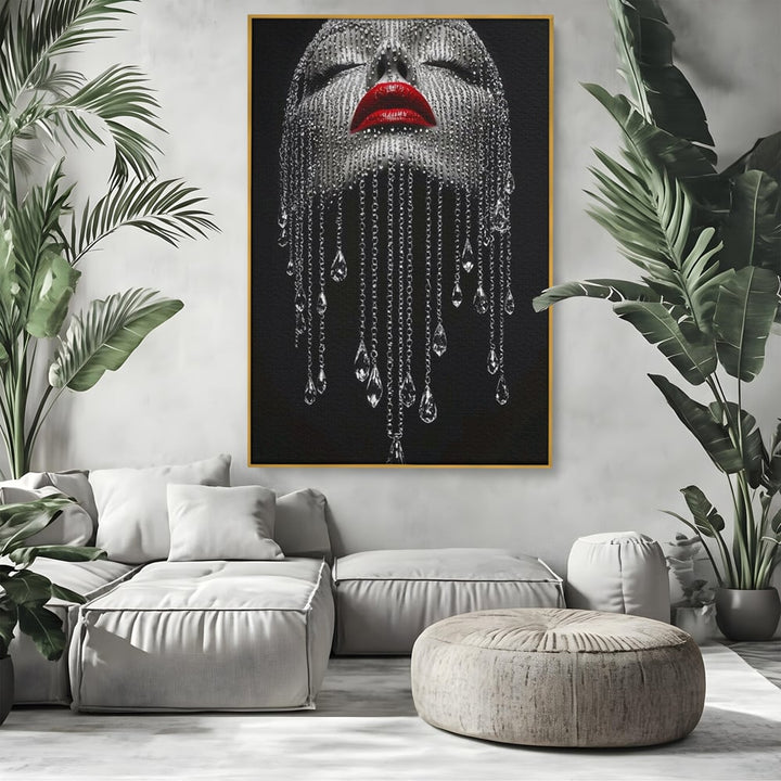 Tablou canvas cu tablou portret femeie cu cristale si buze rosii, in rama de aluminiu auriu, pe perete intr-un living
