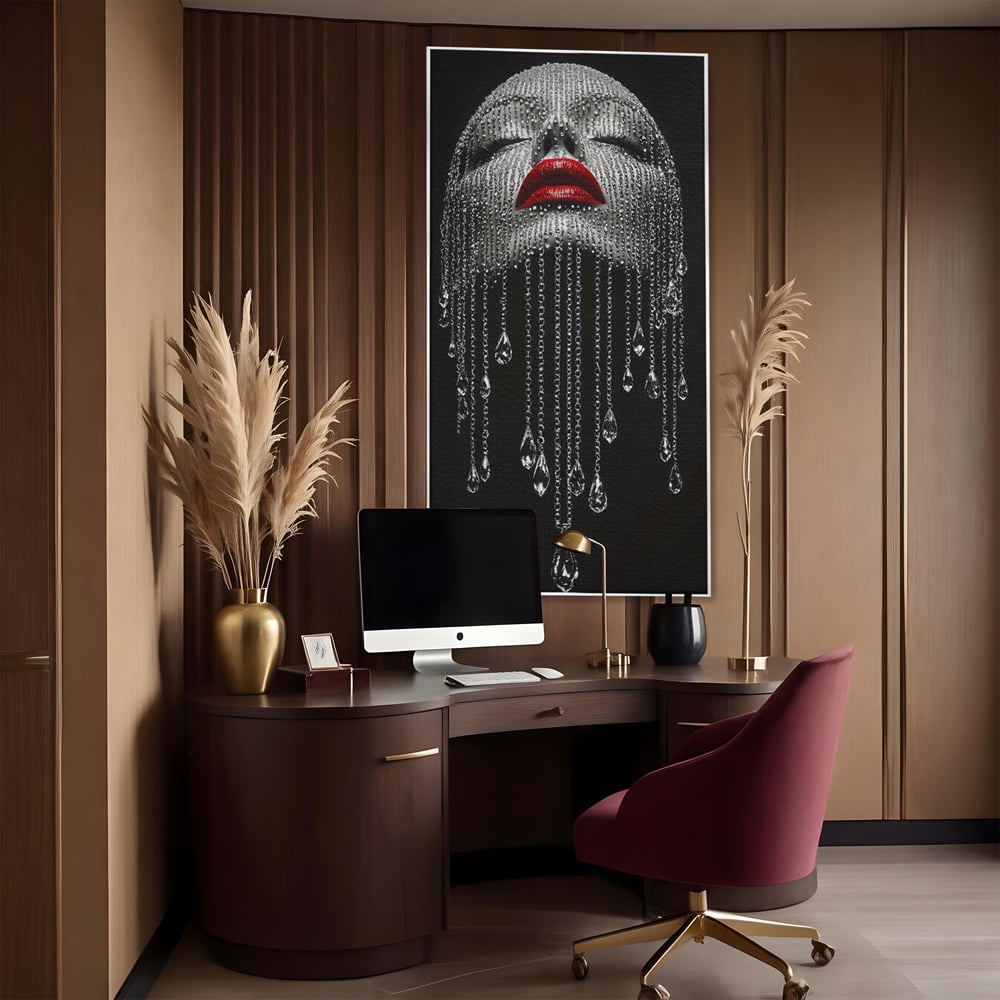 Tablou canvas cu tablou portret femeie cu cristale si buze rosii, in rama de aluminiu argintiu, pe perete intr-un birou