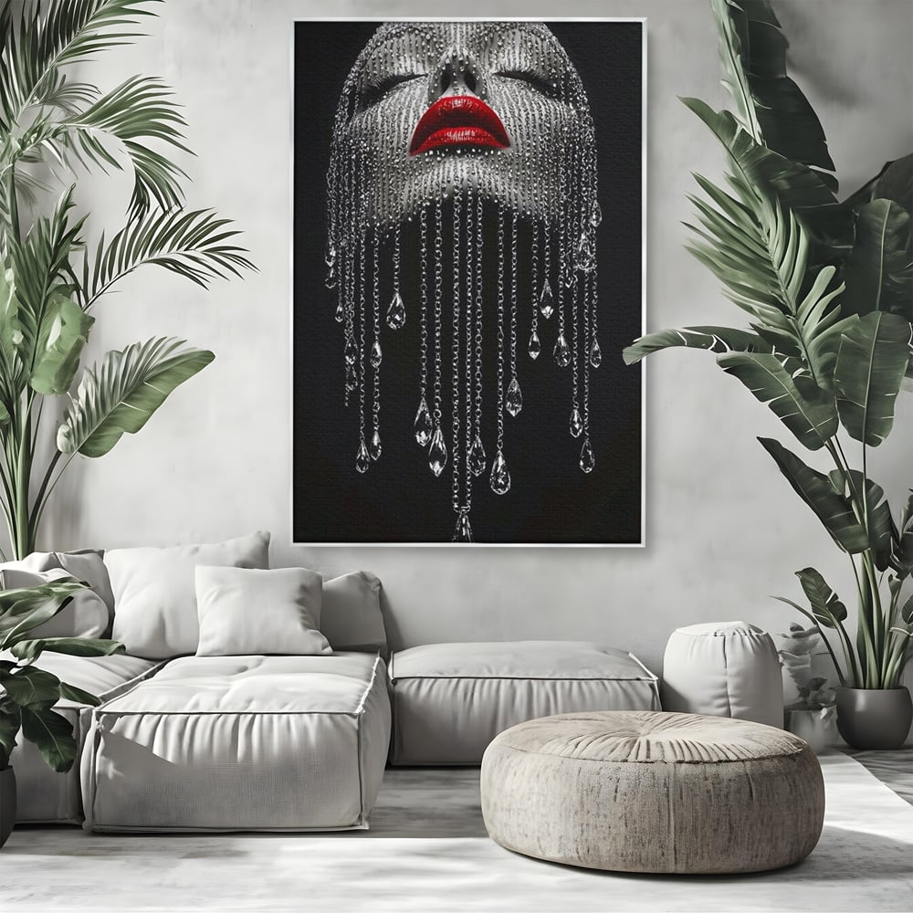 Tablou canvas cu tablou portret femeie cu cristale si buze rosii, in rama de aluminiu argintiu, pe perete intr-un living