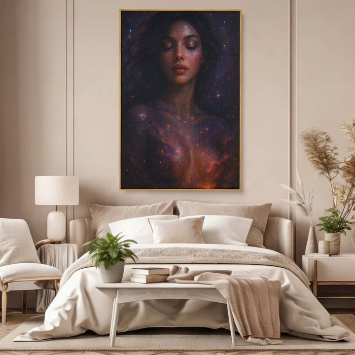 Tablou canvas cu tablou canvas cu femeie si galaxie, in rama de aluminiu auriu, pe perete intr-un dormitor