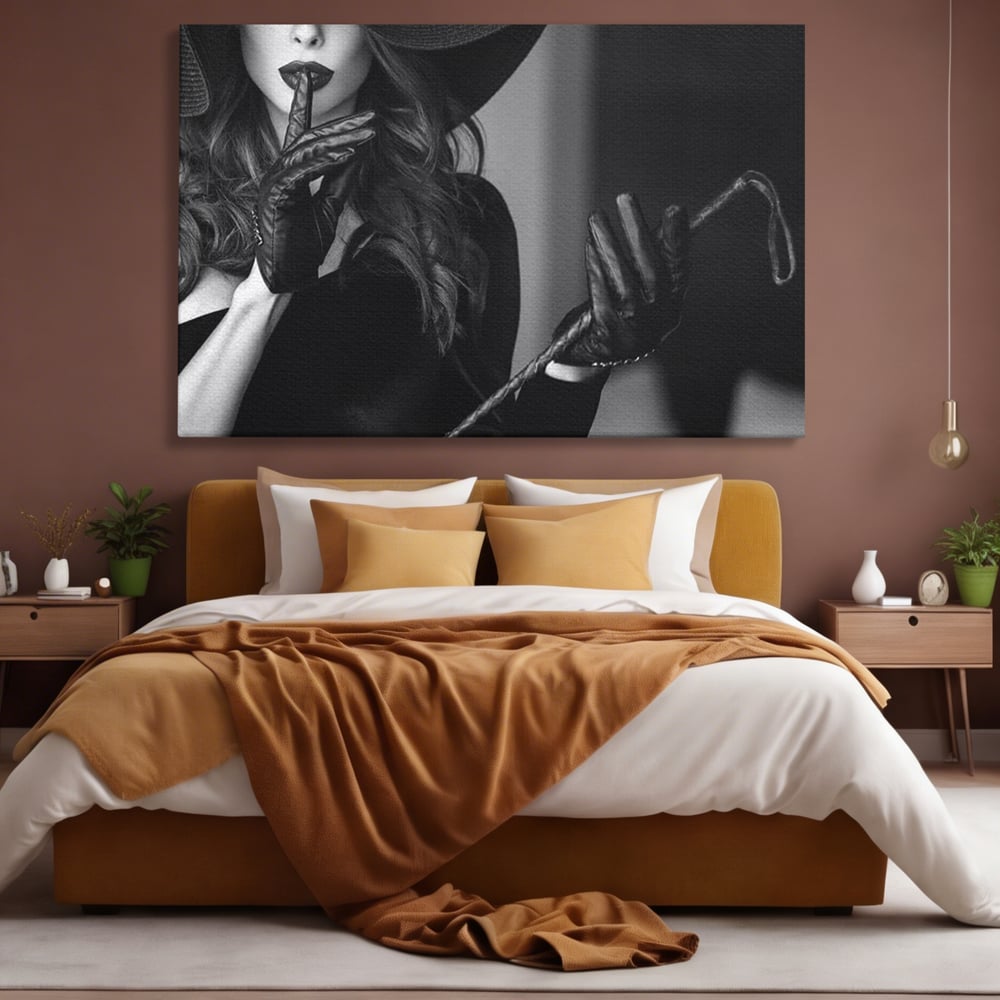 Tablou canvas cu tablou canvas cu femeie in palarie si manusi negre, fara rama, pe sasiu de lemn, pe perete intr-un dormitor