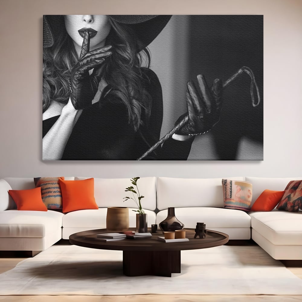 Tablou canvas cu tablou canvas cu femeie in palarie si manusi negre, fara rama, pe sasiu de lemn, pe perete intr-un living