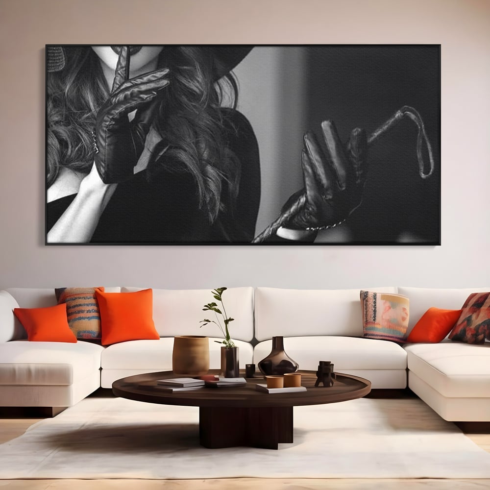 Tablou canvas cu tablou canvas cu femeie in palarie si manusi negre, in rama de aluminiu negru, pe perete intr-un living