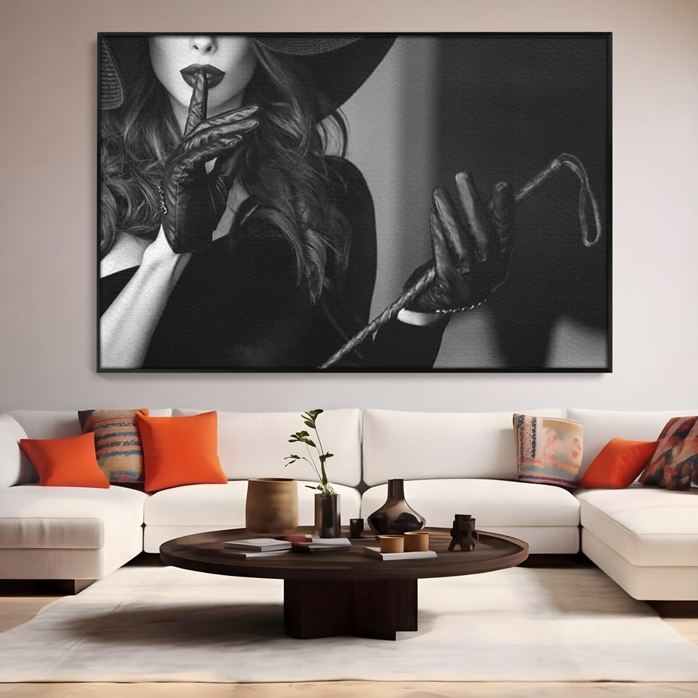 Tablou canvas cu tablou canvas cu femeie in palarie si manusi negre, in rama de aluminiu negru, pe perete intr-un living