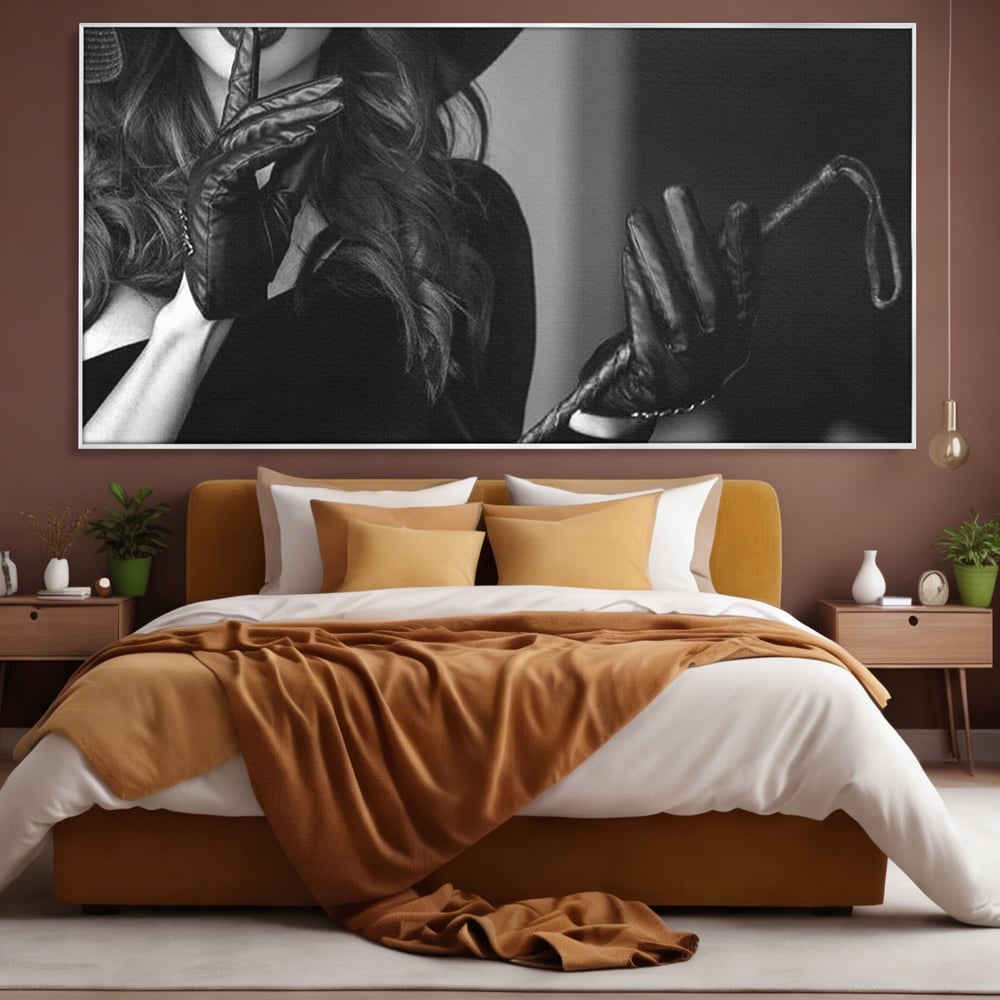Tablou canvas cu tablou canvas cu femeie in palarie si manusi negre, in rama de aluminiu argintiu, pe perete intr-un dormitor