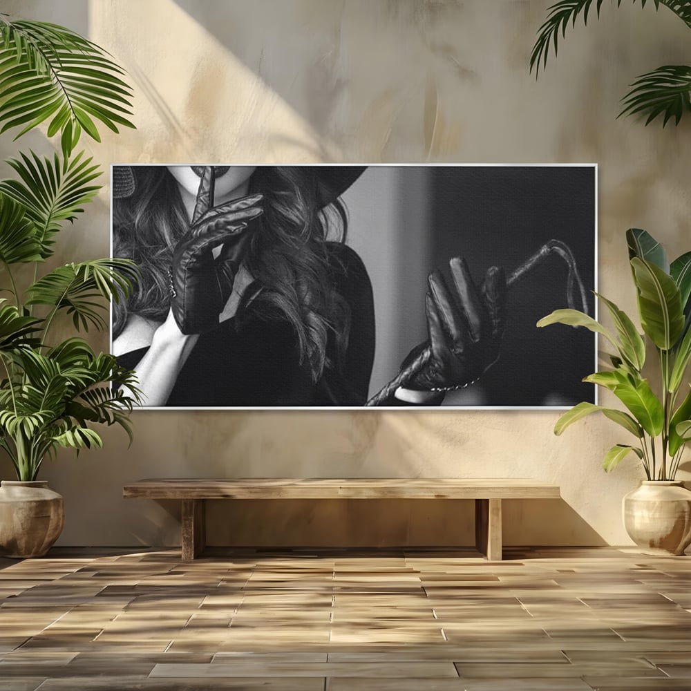Tablou canvas cu tablou canvas cu femeie in palarie si manusi negre, in rama de aluminiu argintiu
