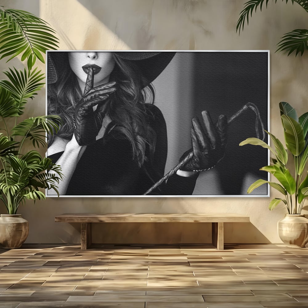Tablou canvas cu tablou canvas cu femeie in palarie si manusi negre, in rama de aluminiu argintiu