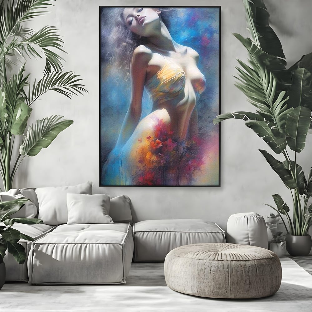 Tablou canvas cu tablou canvas cu femeie si flori, in rama de aluminiu negru, pe perete intr-un living