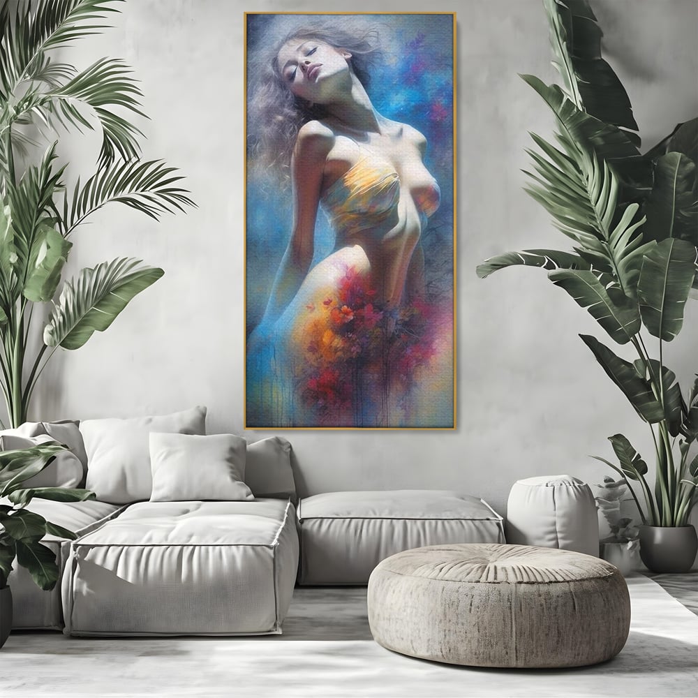Tablou canvas cu tablou canvas cu femeie si flori, in rama de aluminiu auriu, pe perete intr-un living
