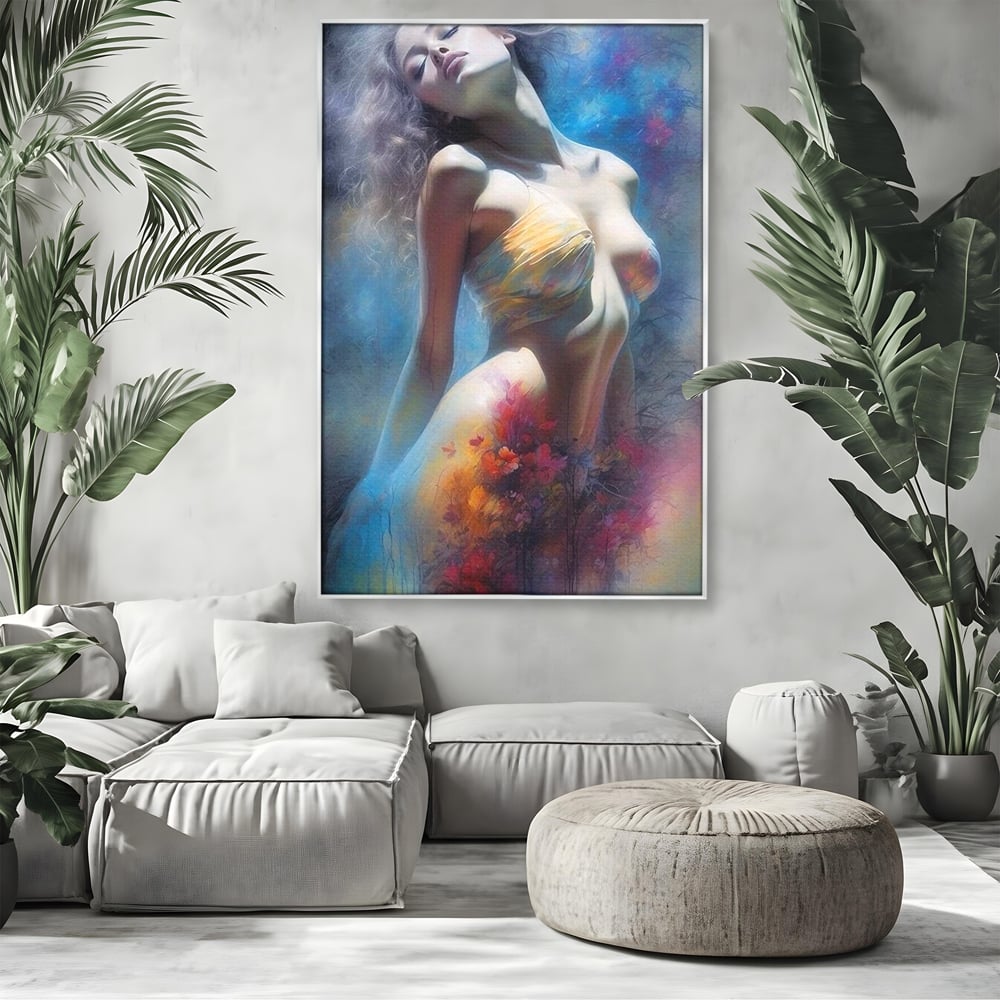 Tablou canvas cu tablou canvas cu femeie si flori, in rama de aluminiu argintiu, pe perete intr-un living