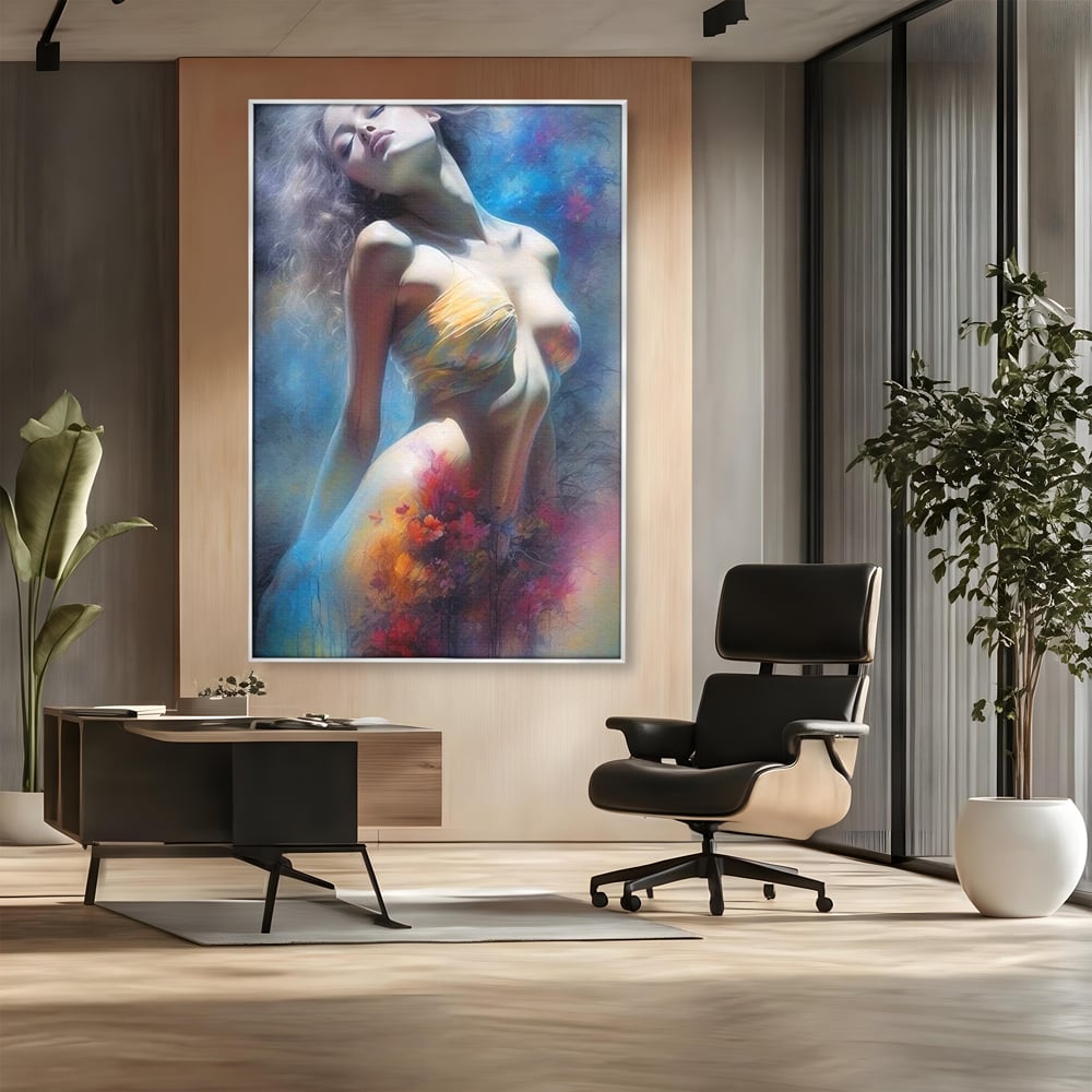 Tablou canvas cu tablou canvas cu femeie si flori, in rama de aluminiu argintiu, pe perete intr-un birou