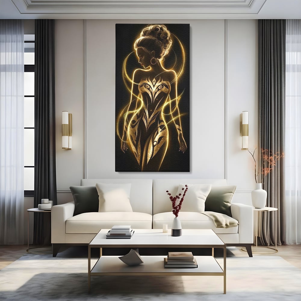 Tablou canvas cu tablou canvas cu silueta feminina aurie, fara rama, pe sasiu de lemn, pe perete intr-un living
