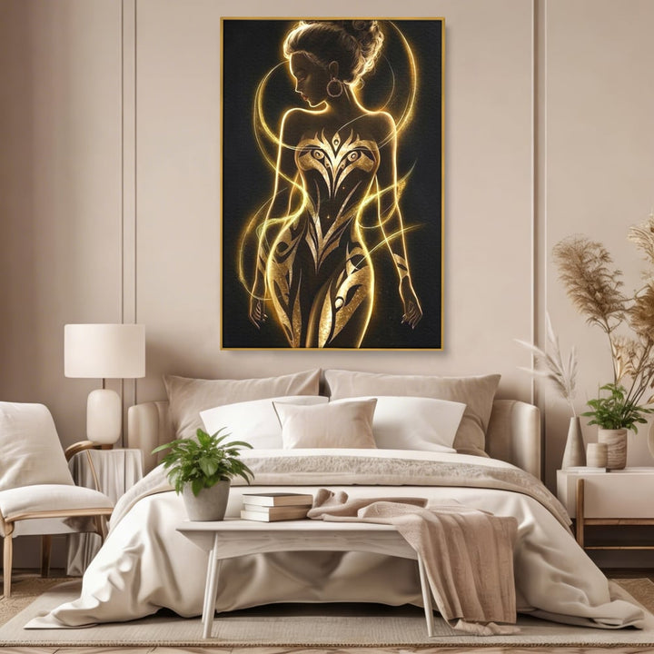 Tablou canvas cu tablou canvas cu silueta feminina aurie, in rama de aluminiu auriu, pe perete intr-un dormitor
