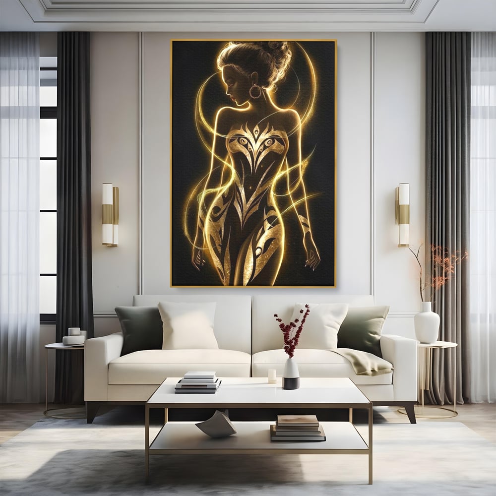 Tablou canvas cu tablou canvas cu silueta feminina aurie, in rama de aluminiu auriu, pe perete intr-un living