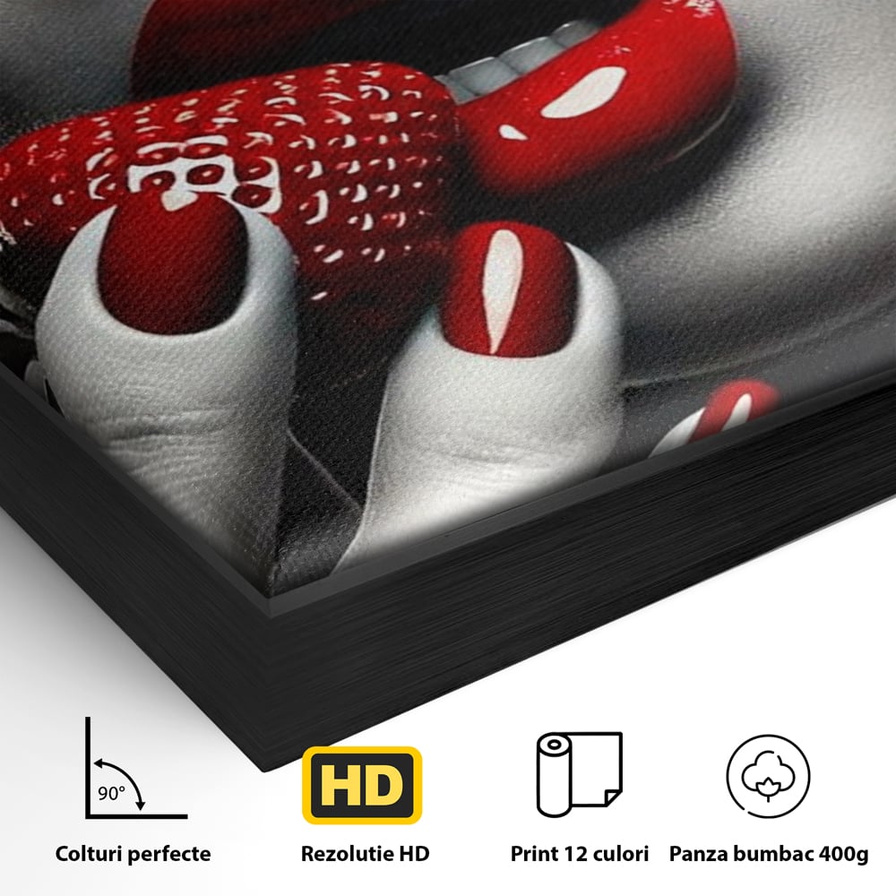 Detaliu al suprafetei: tablou canvas cu buze rosii si capsuna, in rama de aluminiu negru