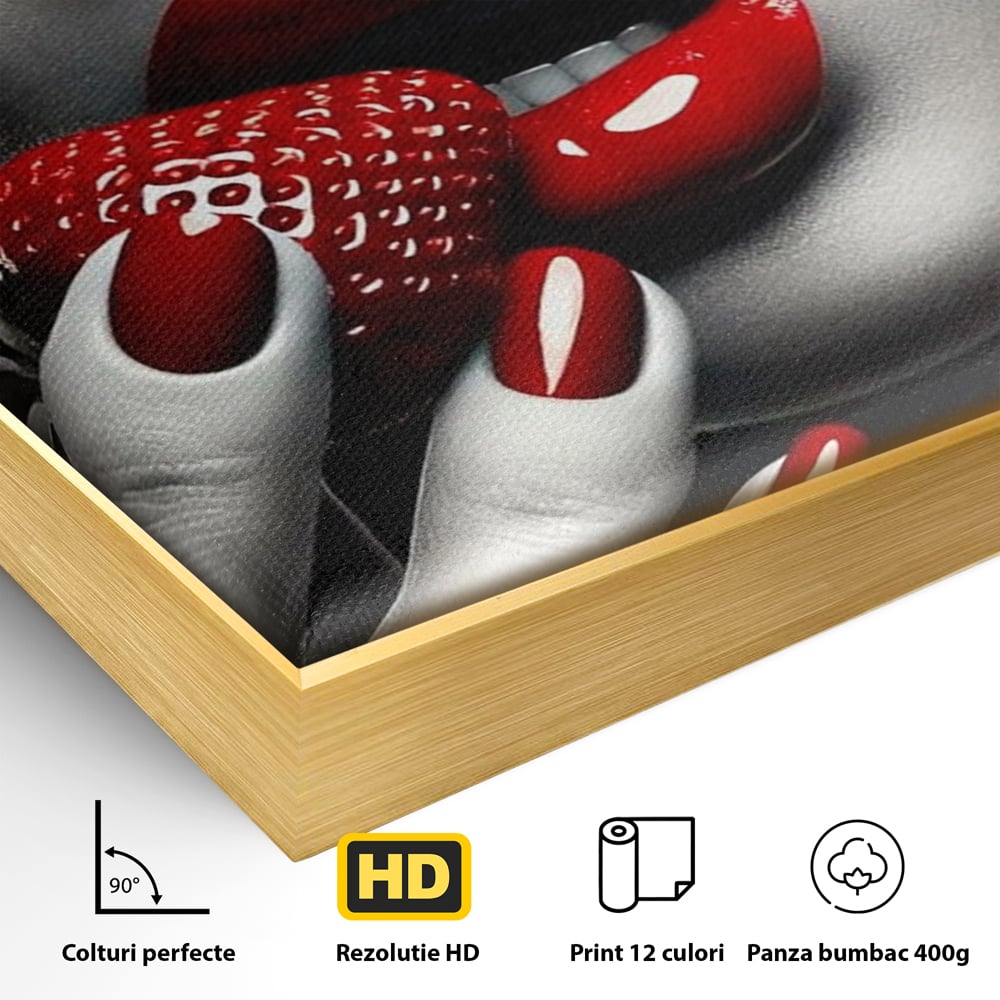 Detaliu al suprafetei: tablou canvas cu buze rosii si capsuna, in rama de aluminiu auriu