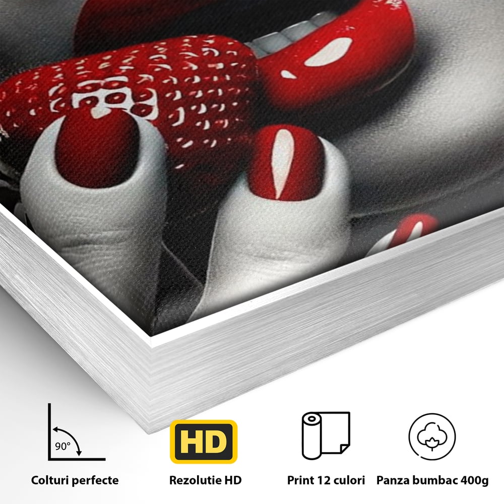 Detaliu al suprafetei: tablou canvas cu buze rosii si capsuna, in rama de aluminiu argintiu