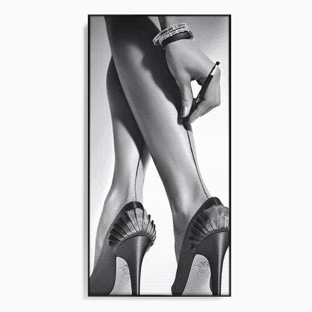 Tablou canvas cu tablou alb-negru picioare dama si pantofi cu toc, in rama de aluminiu negru