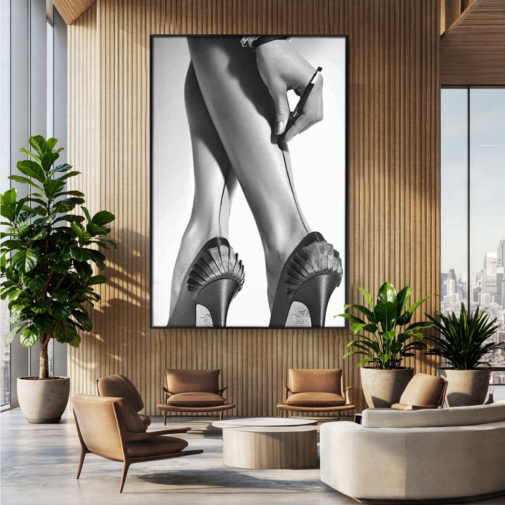 Tablou canvas cu tablou alb-negru picioare dama si pantofi cu toc, in rama de aluminiu negru, pe perete intr-un birou